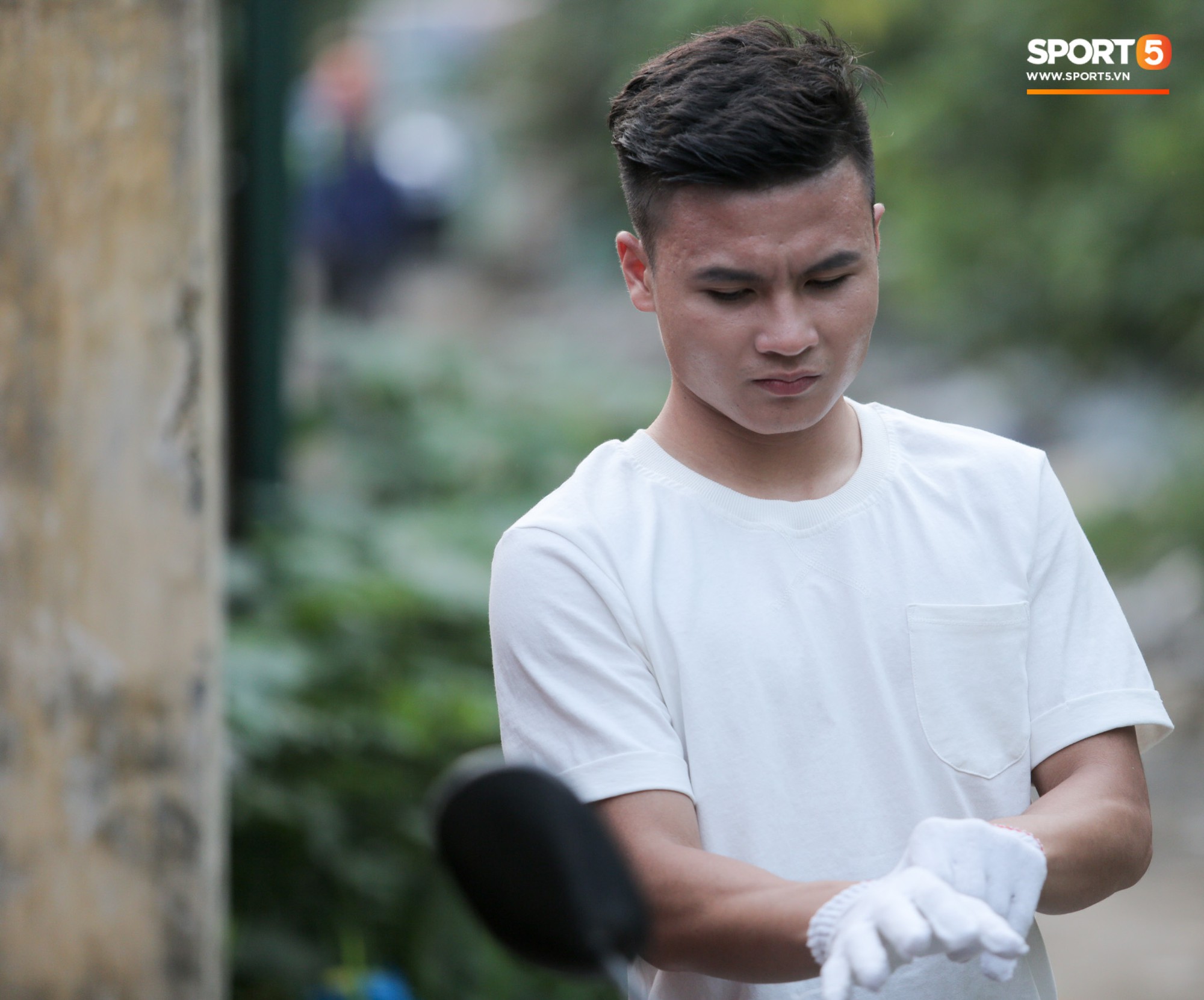 Sau giờ tập bóng, Quang Hải xắn tay tham gia thử thách dọn rác và cái kết mãn nguyện