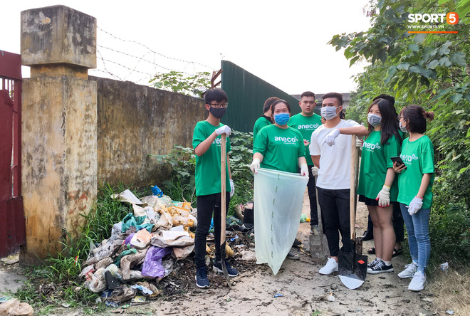 Sau giờ tập bóng, Quang Hải xắn tay tham gia thử thách dọn rác và cái kết mãn nguyện Sau giờ tập bóng, Quang Hải xắn tay tham gia thử thách dọn rác và cái kết mãn nguyện