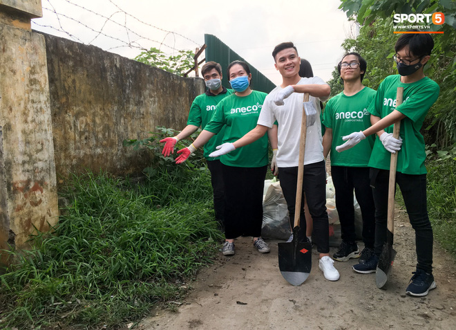 Sau giờ tập bóng, Quang Hải xắn tay tham gia thử thách dọn rác và cái kết mãn nguyện