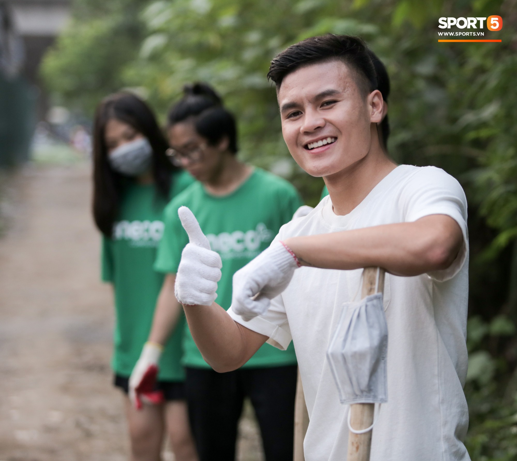 Sau giờ tập bóng, Quang Hải xắn tay tham gia thử thách dọn rác và cái kết mãn nguyện
