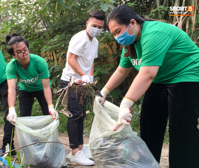 Sau giờ tập bóng, Quang Hải xắn tay tham gia thử thách dọn rác và cái kết mãn nguyện Sau giờ tập bóng, Quang Hải xắn tay tham gia thử thách dọn rác và cái kết mãn nguyện