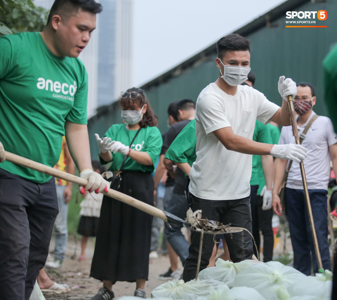 Sau giờ tập bóng, Quang Hải xắn tay tham gia thử thách dọn rác và cái kết mãn nguyện Sau giờ tập bóng, Quang Hải xắn tay tham gia thử thách dọn rác và cái kết mãn nguyện