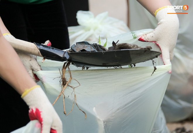 Sau giờ tập bóng, Quang Hải xắn tay tham gia thử thách dọn rác và cái kết mãn nguyện Sau giờ tập bóng, Quang Hải xắn tay tham gia thử thách dọn rác và cái kết mãn nguyện