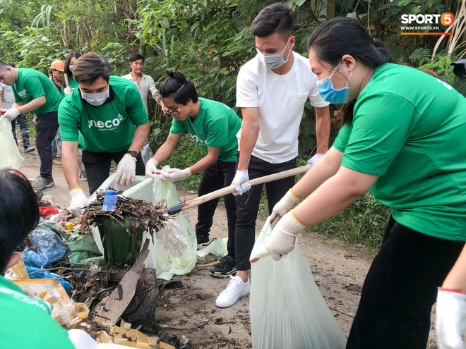 Sau giờ tập bóng, Quang Hải xắn tay tham gia thử thách dọn rác và cái kết mãn nguyện