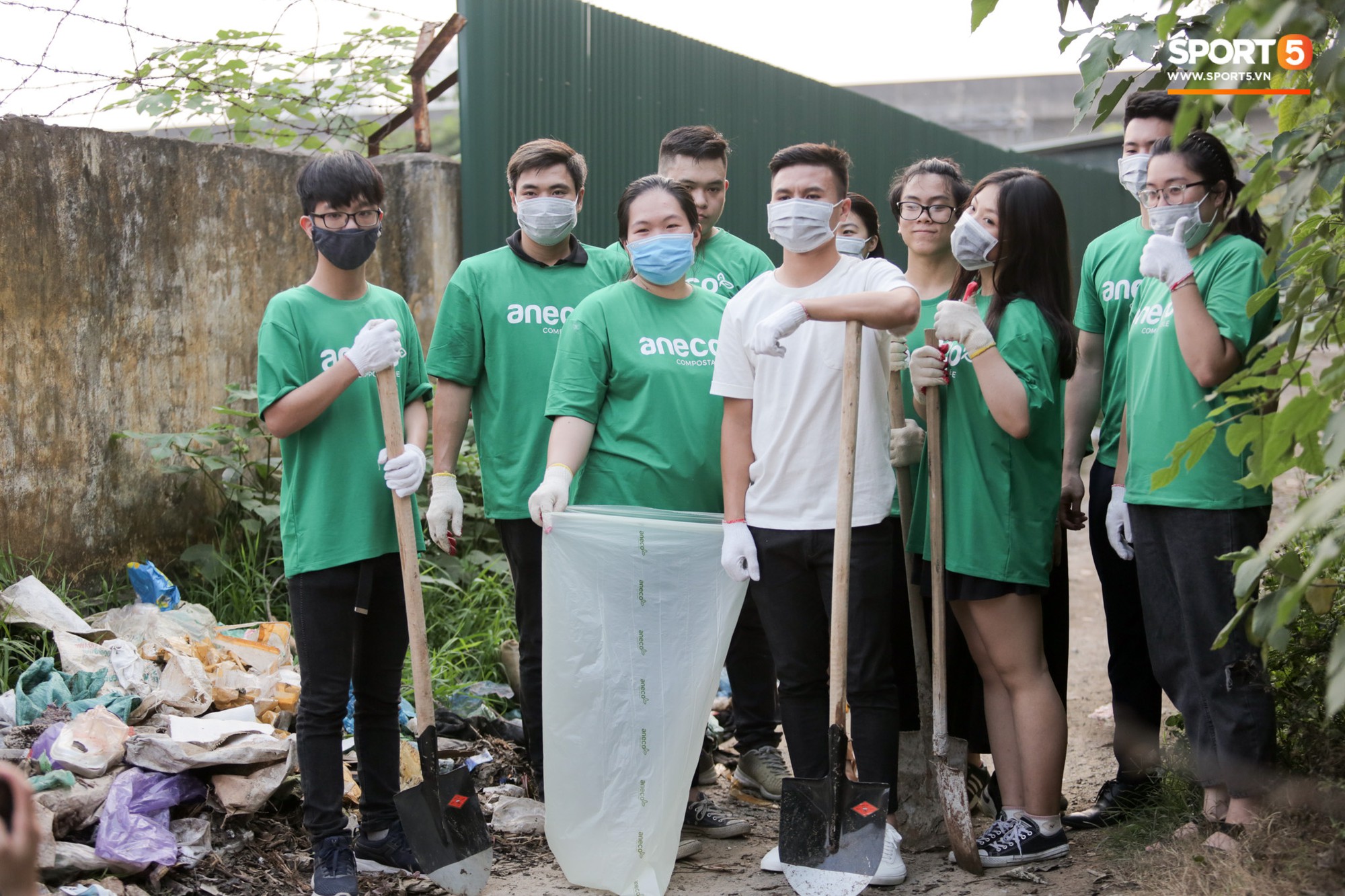 Sau giờ tập bóng, Quang Hải xắn tay tham gia thử thách dọn rác và cái kết mãn nguyện