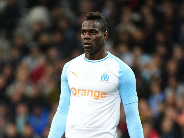 Ngựa quen đường cũ, Balotelli phải nghỉ hết mùa vì đánh vỡ mũi đối phương