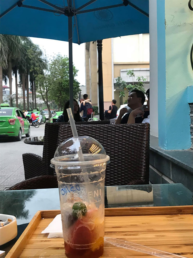 Cặp đôi hồn nhiên quấn nhau cả nửa tiếng giữa ngã tư đông đúc, mọi người xung quanh tò mò tưởng... bị dính môi