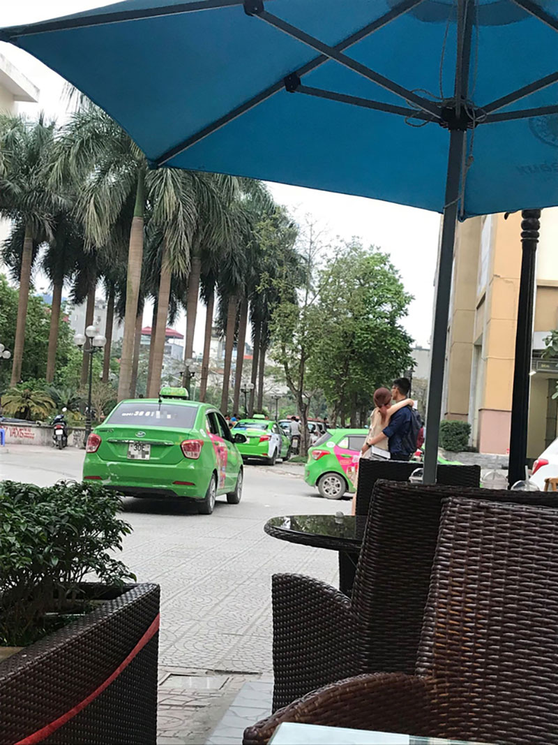 Cặp đôi hồn nhiên quấn nhau cả nửa tiếng giữa ngã tư đông đúc, mọi người xung quanh tò mò tưởng... bị dính môi