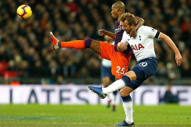CĐV phẫn nộ với pha đánh nguội của Fernandinho dành cho Harry Kane
