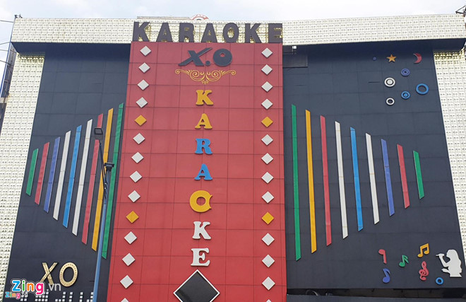 Cảnh sát phong tỏa, đang khám xét quán karaoke của Phúc XO