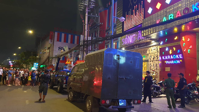 Cảnh sát phong tỏa, đang khám xét quán karaoke của Phúc XO