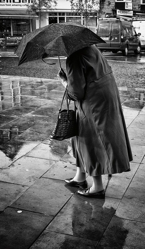 Cụ bà 98 tuổi đi bộ 3 km trong mưa để trả món nợ 50 năm trước