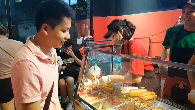 Giữa lùm xùm, dân mạng lục lại clip Khoa Pug từng mòn mỏi chờ ở quán để review bánh mì PewPew: Ngon hay dở? Giữa lùm xùm, dân mạng lục lại clip Khoa Pug từng mòn mỏi chờ ở quán để review bánh mì PewPew: Ngon hay dở?