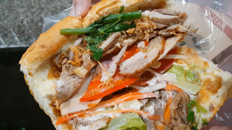 Giữa lùm xùm, dân mạng lục lại clip Khoa Pug từng mòn mỏi chờ ở quán để review bánh mì PewPew: Ngon hay dở?