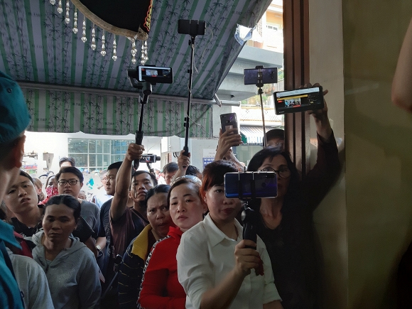 Nghệ sĩ Việt bức xúc lên án hành vi thiếu tôn trọng của các youtuber ngay trong đám tang cố nghệ sĩ Anh Vũ