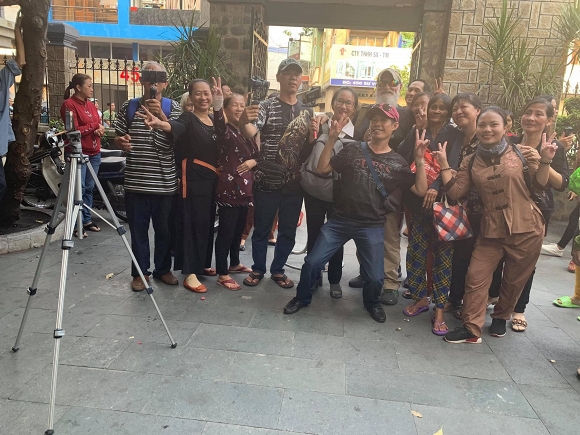 Nghệ sĩ Việt bức xúc lên án hành vi thiếu tôn trọng của các youtuber ngay trong đám tang cố nghệ sĩ Anh Vũ