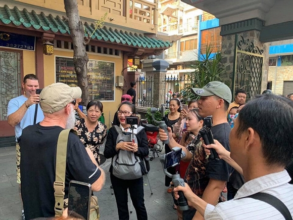 Nghệ sĩ Việt bức xúc lên án hành vi thiếu tôn trọng của các youtuber ngay trong đám tang cố nghệ sĩ Anh Vũ