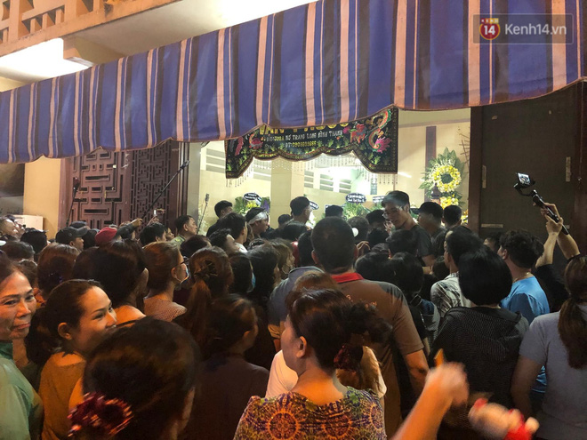 Video: Cảnh tượng đám đông hỗn loạn, chen lấn phản cảm tại đám tang nghệ sỹ Anh Vũ