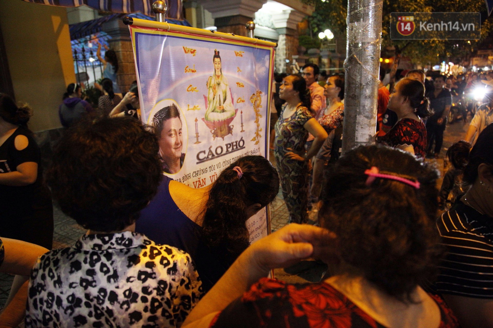 Video: Cảnh tượng đám đông hỗn loạn, chen lấn phản cảm tại đám tang nghệ sỹ Anh Vũ Video: Cảnh tượng đám đông hỗn loạn, chen lấn phản cảm tại đám tang nghệ sỹ Anh Vũ