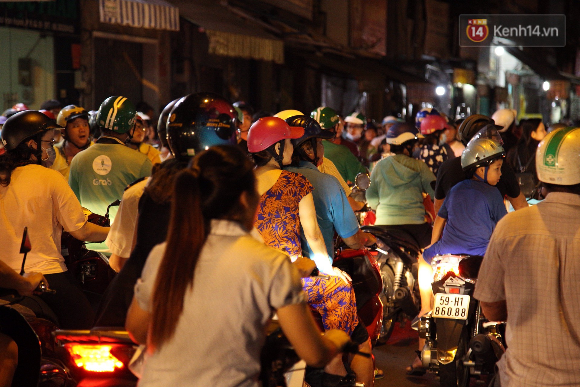 Video: Cảnh tượng đám đông hỗn loạn, chen lấn phản cảm tại đám tang nghệ sỹ Anh Vũ