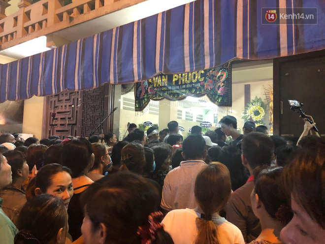 Video: Cảnh tượng đám đông hỗn loạn, chen lấn phản cảm tại đám tang nghệ sỹ Anh Vũ Video: Cảnh tượng đám đông hỗn loạn, chen lấn phản cảm tại đám tang nghệ sỹ Anh Vũ