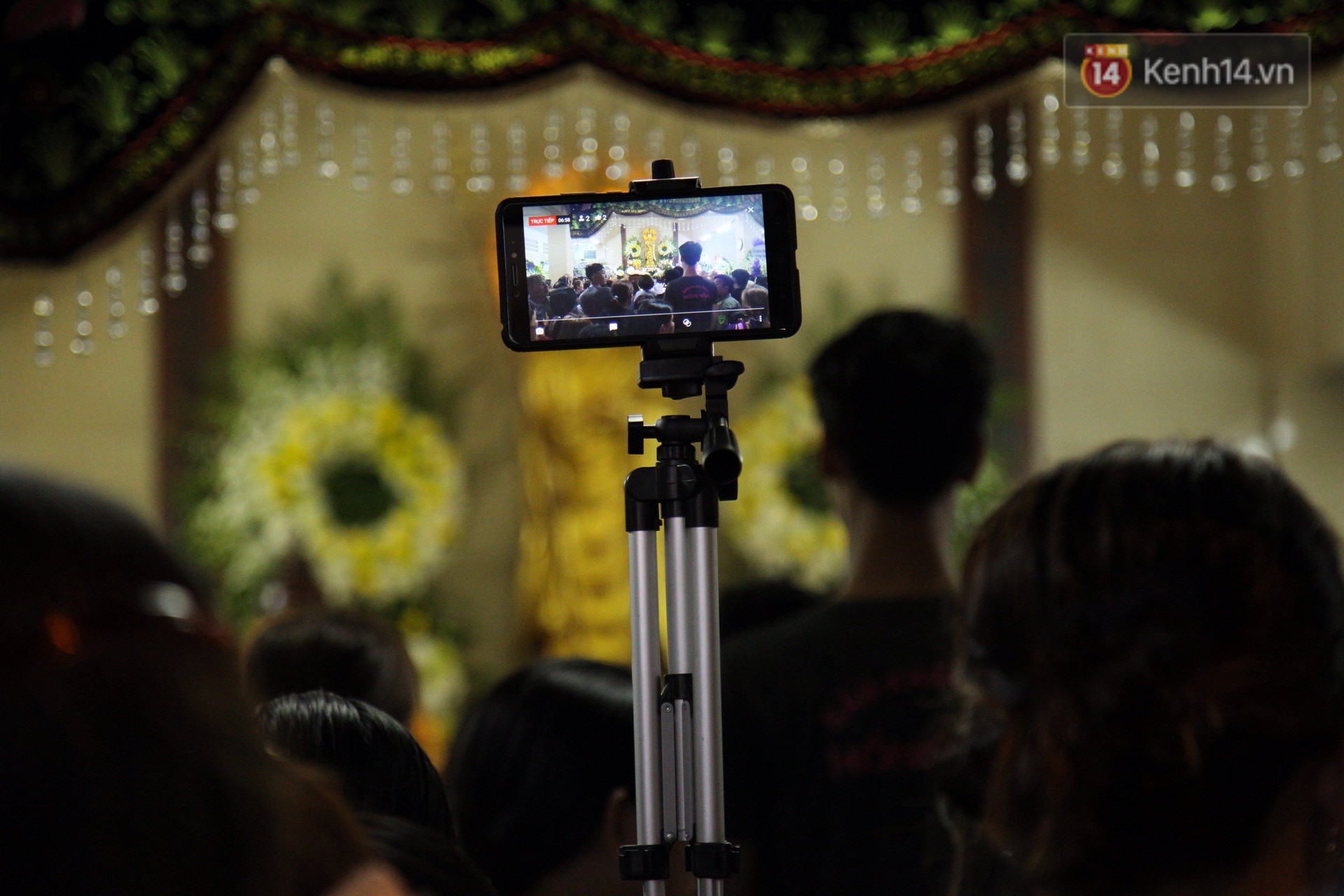 Video: Cảnh tượng đám đông hỗn loạn, chen lấn phản cảm tại đám tang nghệ sỹ Anh Vũ