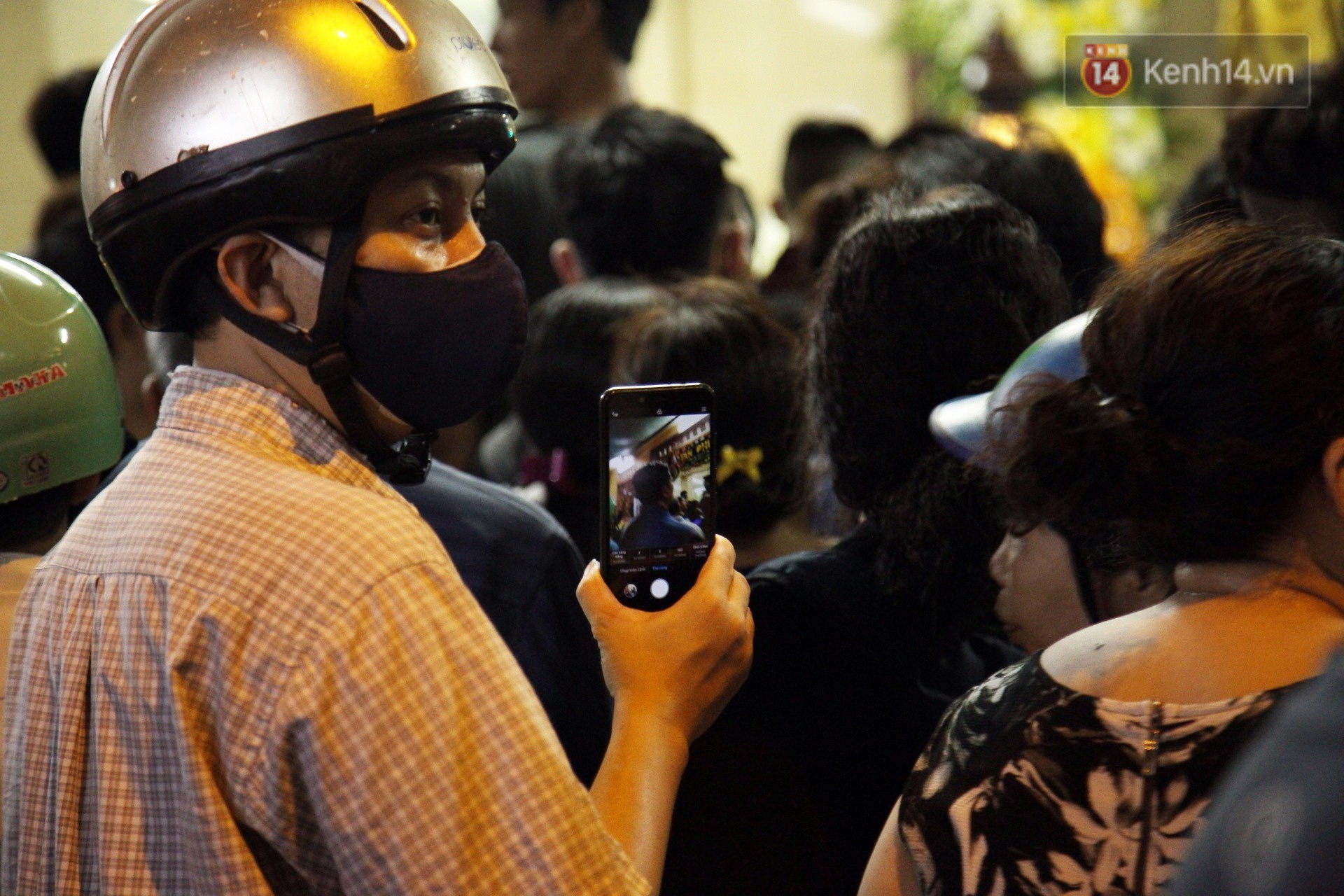 Video: Cảnh tượng đám đông hỗn loạn, chen lấn phản cảm tại đám tang nghệ sỹ Anh Vũ