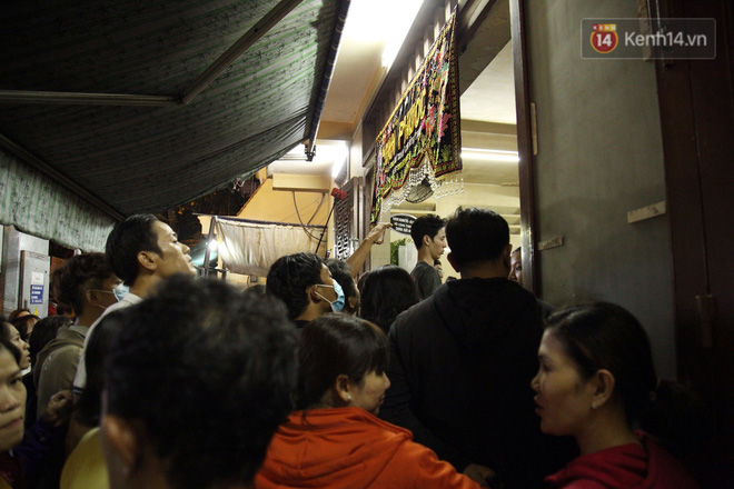 Video: Cảnh tượng đám đông hỗn loạn, chen lấn phản cảm tại đám tang nghệ sỹ Anh Vũ Video: Cảnh tượng đám đông hỗn loạn, chen lấn phản cảm tại đám tang nghệ sỹ Anh Vũ