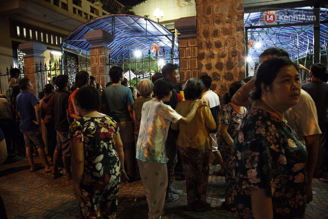 Video: Cảnh tượng đám đông hỗn loạn, chen lấn phản cảm tại đám tang nghệ sỹ Anh Vũ Video: Cảnh tượng đám đông hỗn loạn, chen lấn phản cảm tại đám tang nghệ sỹ Anh Vũ