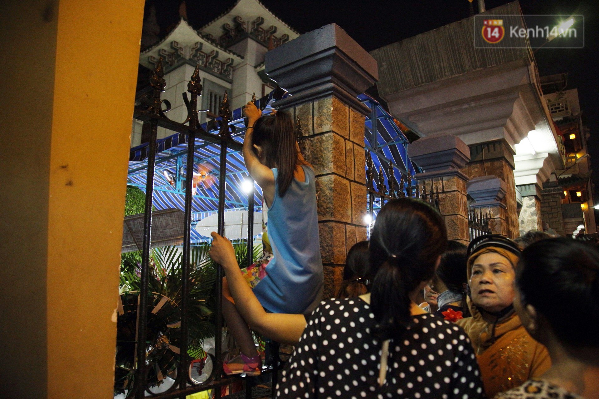 Video: Cảnh tượng đám đông hỗn loạn, chen lấn phản cảm tại đám tang nghệ sỹ Anh Vũ