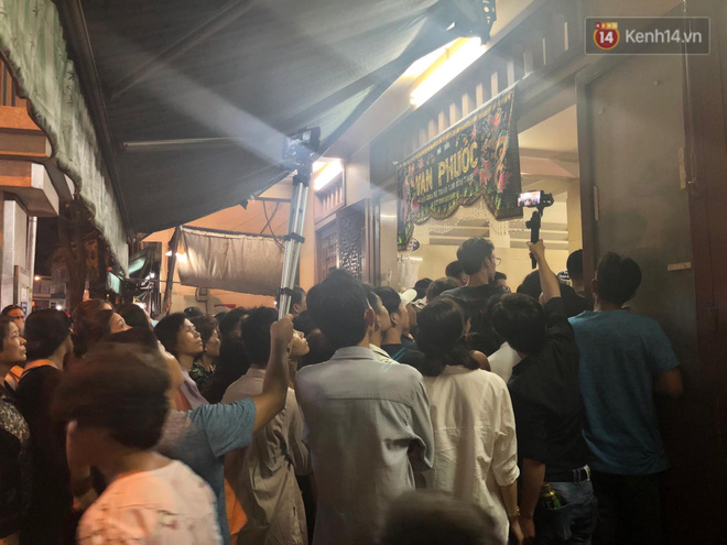 Video: Cảnh tượng đám đông hỗn loạn, chen lấn phản cảm tại đám tang nghệ sỹ Anh Vũ