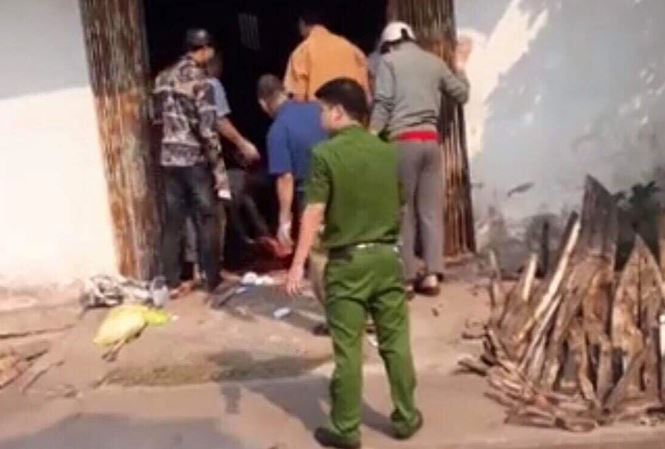 Nghịch tử cầm dao phay chém gục bố mẹ ngay tại nhà