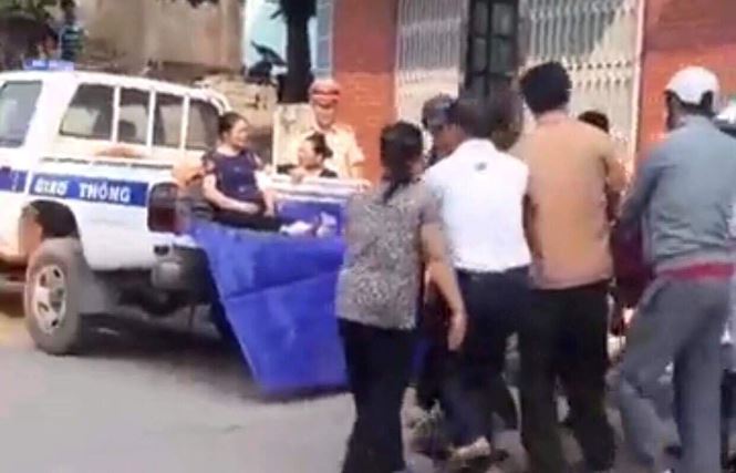 Nghịch tử cầm dao phay chém gục bố mẹ ngay tại nhà