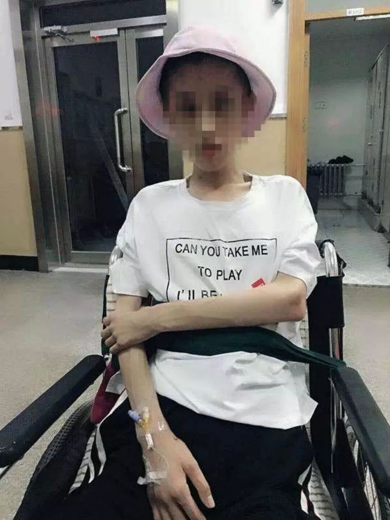 Cô gái 21 tuổi chỉ còn da bọc xương sau khi cố sức giảm cân liên tục suốt 3 năm