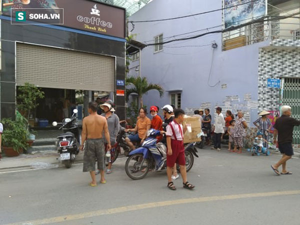 Công an áp giải Phúc XO và em trai về nhà khám xét, người dân tụ tập livestream