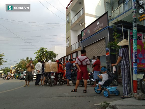 Công an áp giải Phúc XO và em trai về nhà khám xét, người dân tụ tập livestream