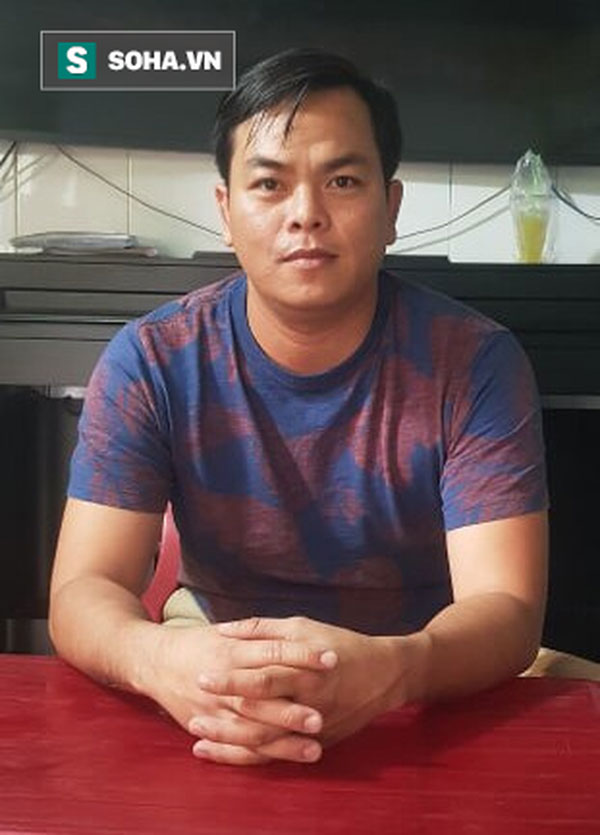 Công an áp giải Phúc XO và em trai về nhà khám xét, người dân tụ tập livestream