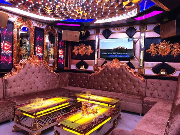 Vụ tạm giữ đại gia đeo vàng nhiều nhất Việt Nam: Phát hiện hàng chục thanh niên phê ma túy trong karaoke của Phúc XO