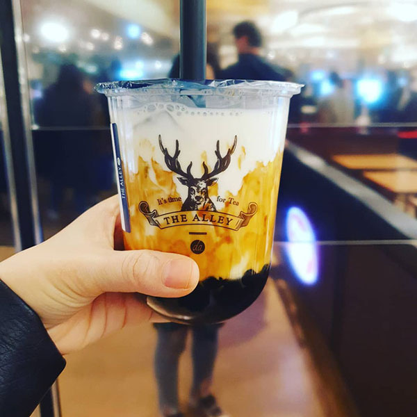 Sau vụ trà sữa The Alley bị tố coi thường shipper, nữ thu ngân kiêm cửa hàng trưởng bị cách chức, chuyển làm nhân viên vệ sinh?