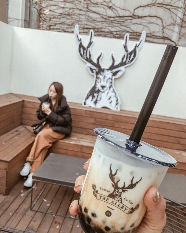 Sau vụ trà sữa The Alley bị tố coi thường shipper, nữ thu ngân kiêm cửa hàng trưởng bị cách chức, chuyển làm nhân viên vệ sinh?