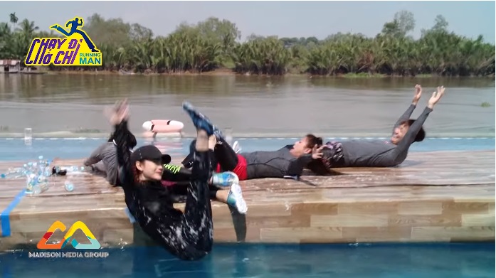 Trang điểm xinh đẹp đến Running Man Việt, Minh Hằng nhận cái kết... ướt nhẹp!