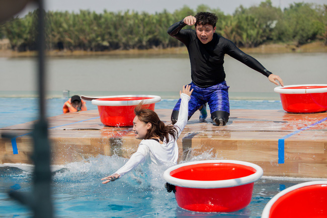 Trang điểm xinh đẹp đến Running Man Việt, Minh Hằng nhận cái kết... ướt nhẹp! Trang điểm xinh đẹp đến Running Man Việt, Minh Hằng nhận cái kết... ướt nhẹp!