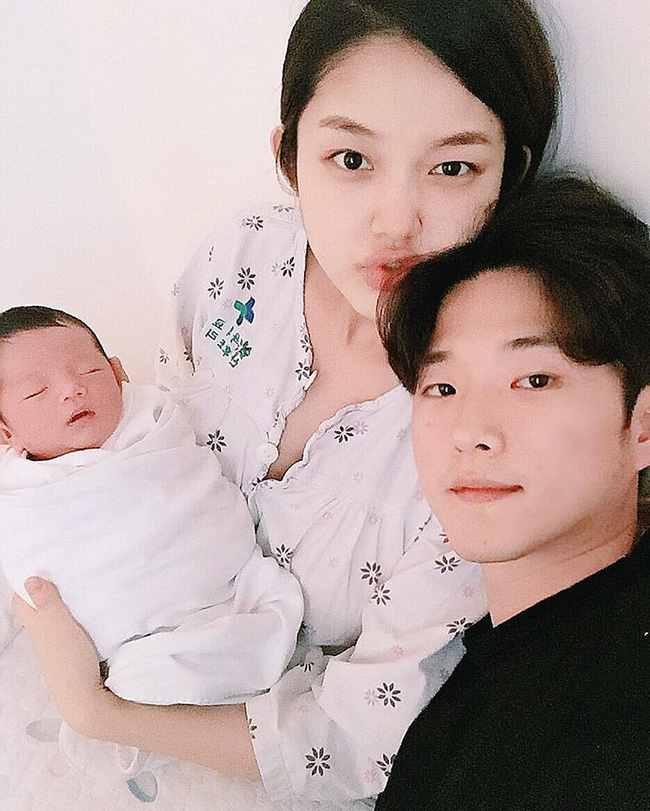 Hậm hực lên mạng tố thuê giúp việc lương 8 triệu mà vẫn phải cho con bú cả ngày, mẹ trẻ bất ngờ bị mắng tả tơi