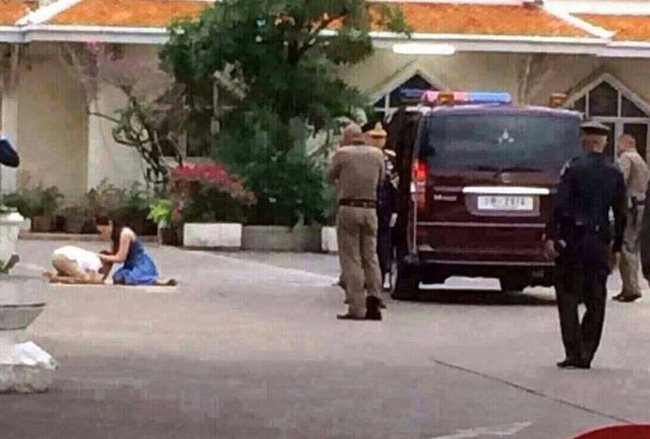 Góc khuất cung điện hoàng gia: Sự thật nghẹn ngào đằng sau bức hình Hoàng tử nhỏ Thái Lan quỳ lạy mẹ trên manh chiếu nhỏ được lan truyền trên mạng xã hội