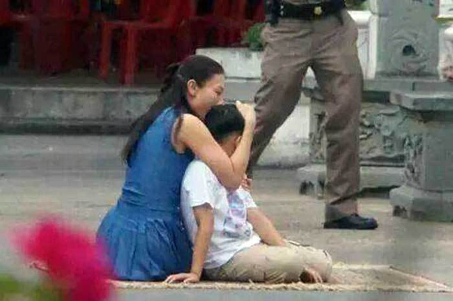 Góc khuất cung điện hoàng gia: Sự thật nghẹn ngào đằng sau bức hình Hoàng tử nhỏ Thái Lan quỳ lạy mẹ trên manh chiếu nhỏ được lan truyền trên mạng xã hội