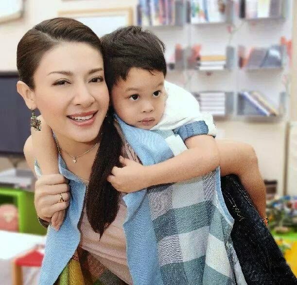 Góc khuất cung điện hoàng gia: Sự thật nghẹn ngào đằng sau bức hình Hoàng tử nhỏ Thái Lan quỳ lạy mẹ trên manh chiếu nhỏ được lan truyền trên mạng xã hội