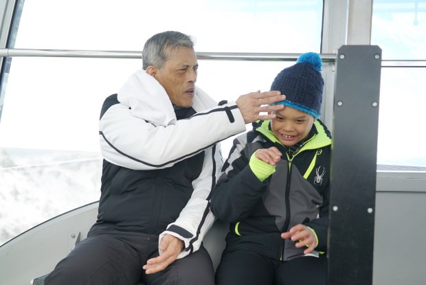 Góc khuất cung điện hoàng gia: Sự thật nghẹn ngào đằng sau bức hình Hoàng tử nhỏ Thái Lan quỳ lạy mẹ trên manh chiếu nhỏ được lan truyền trên mạng xã hội