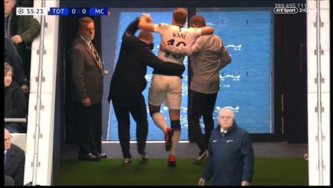 Tottenham phải trả giá đắt sau trận thắng Man City: Harry Kane nguy cơ phải nghỉ hết mùa vì chấn thương