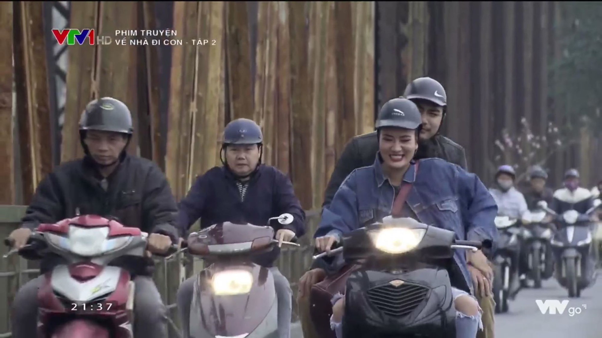 Về Nhà Đi Con: Cứ tưởng ăn cước vì ghen tuông, hóa ra Bảo Thanh bị đánh sấp mặt vì tội bán kem trộn ngay tập 2