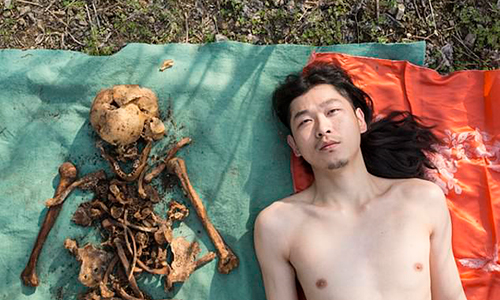 Nghệ sĩ Trung Quốc gây tranh cãi vì chụp ảnh khỏa thân cùng hài cốt của cha